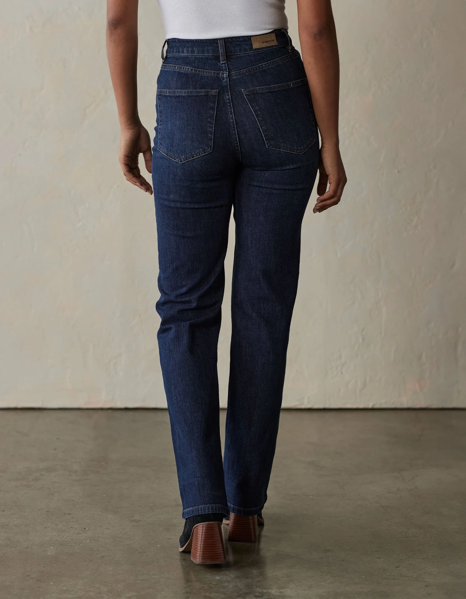 Hi-Rise Straight Jean in Dark Wash - Image 5