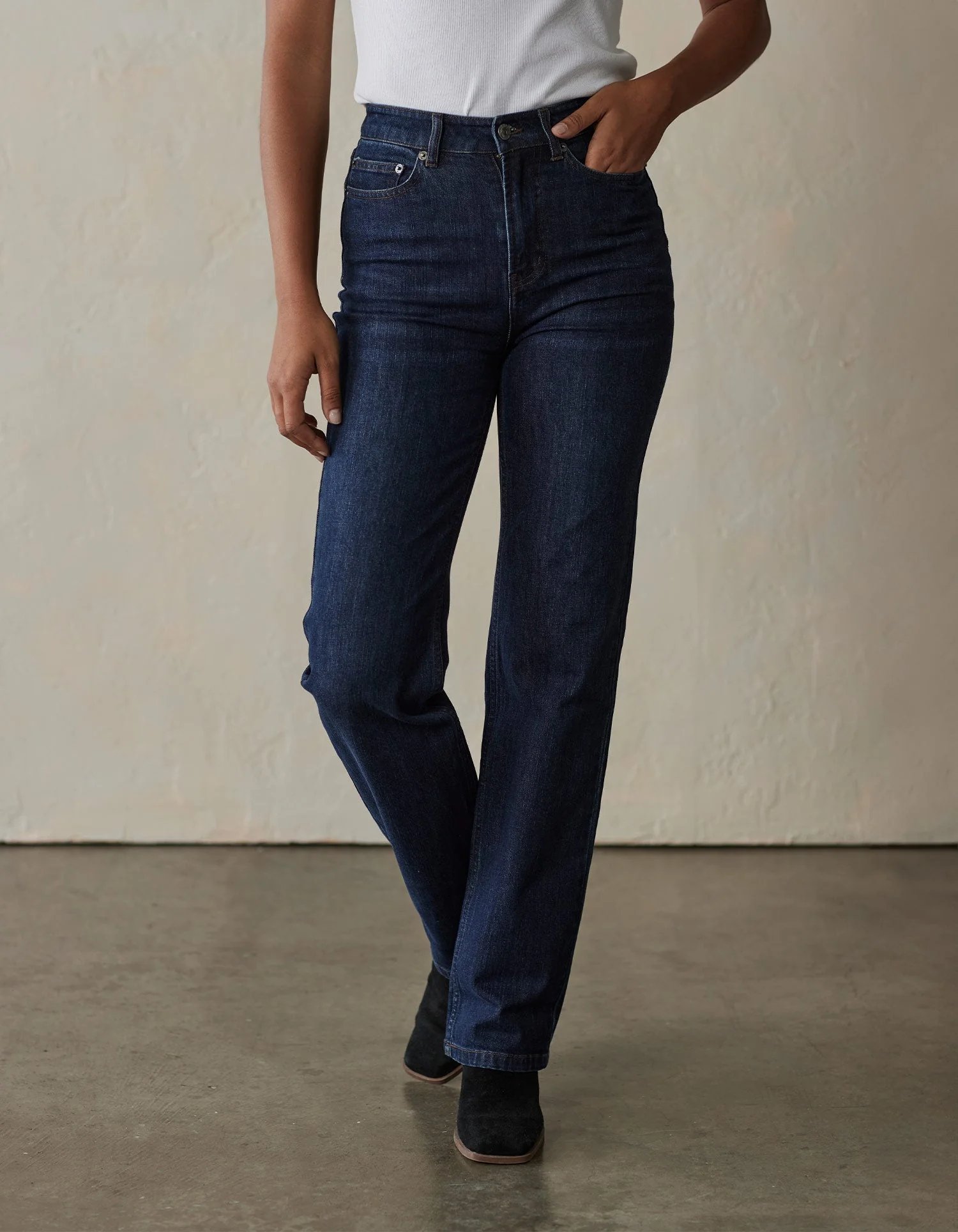 Hi-Rise Straight Jean in Dark Wash - Image 3