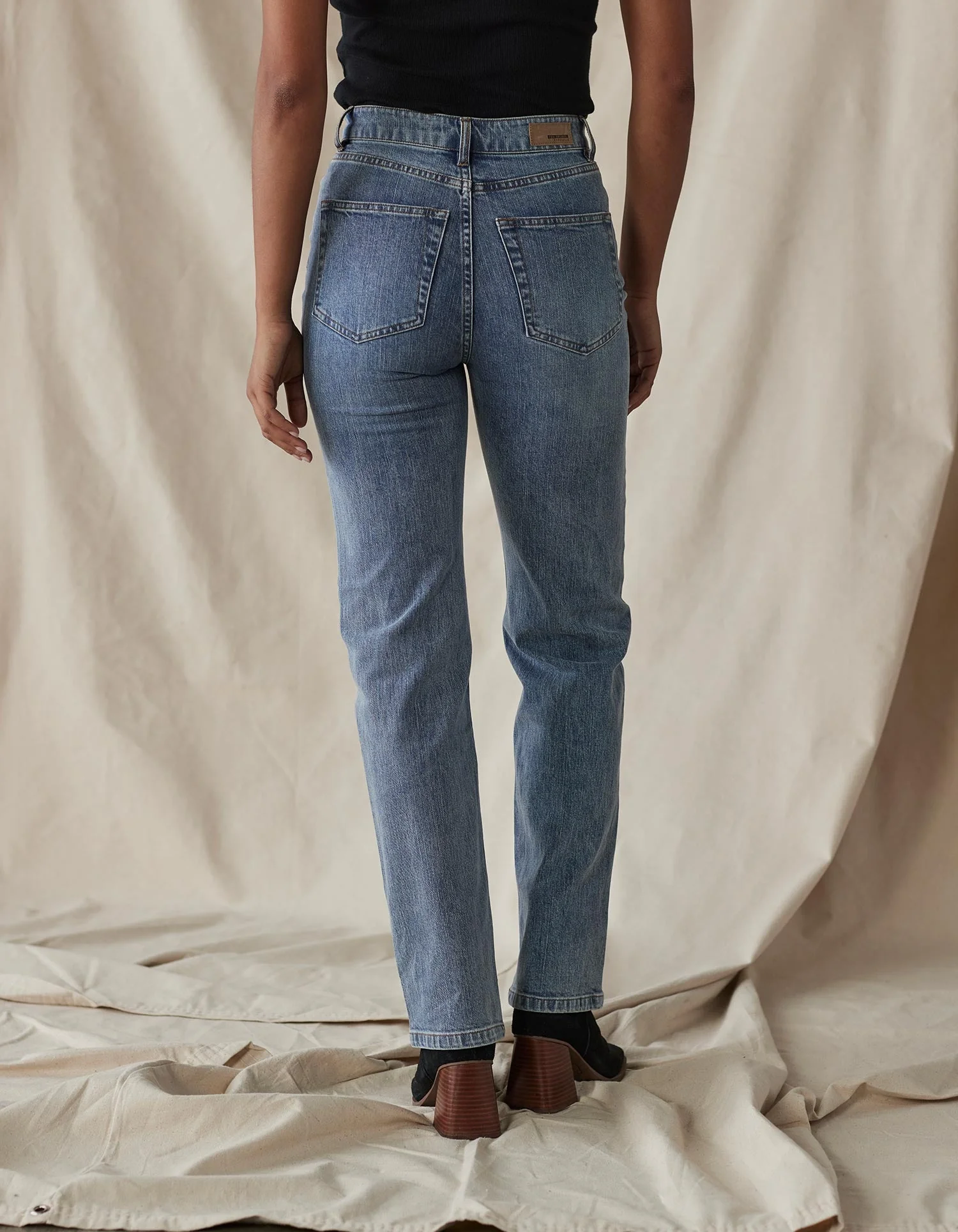 Hi-Rise Straight Jean in Medium Greyson Wash - Image 4