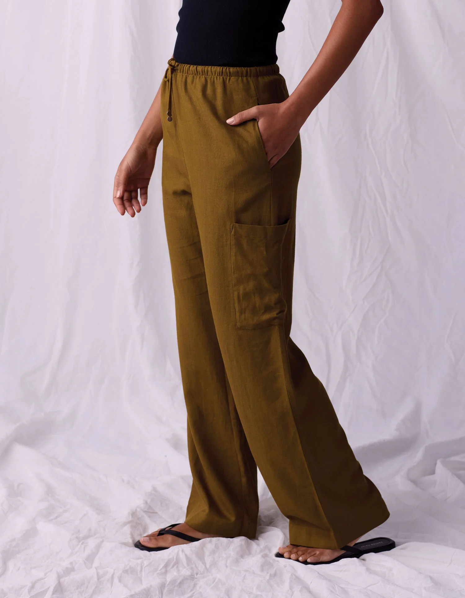 Leukos Linen-Blend Drawcord Pant in Tobacco - Image 3