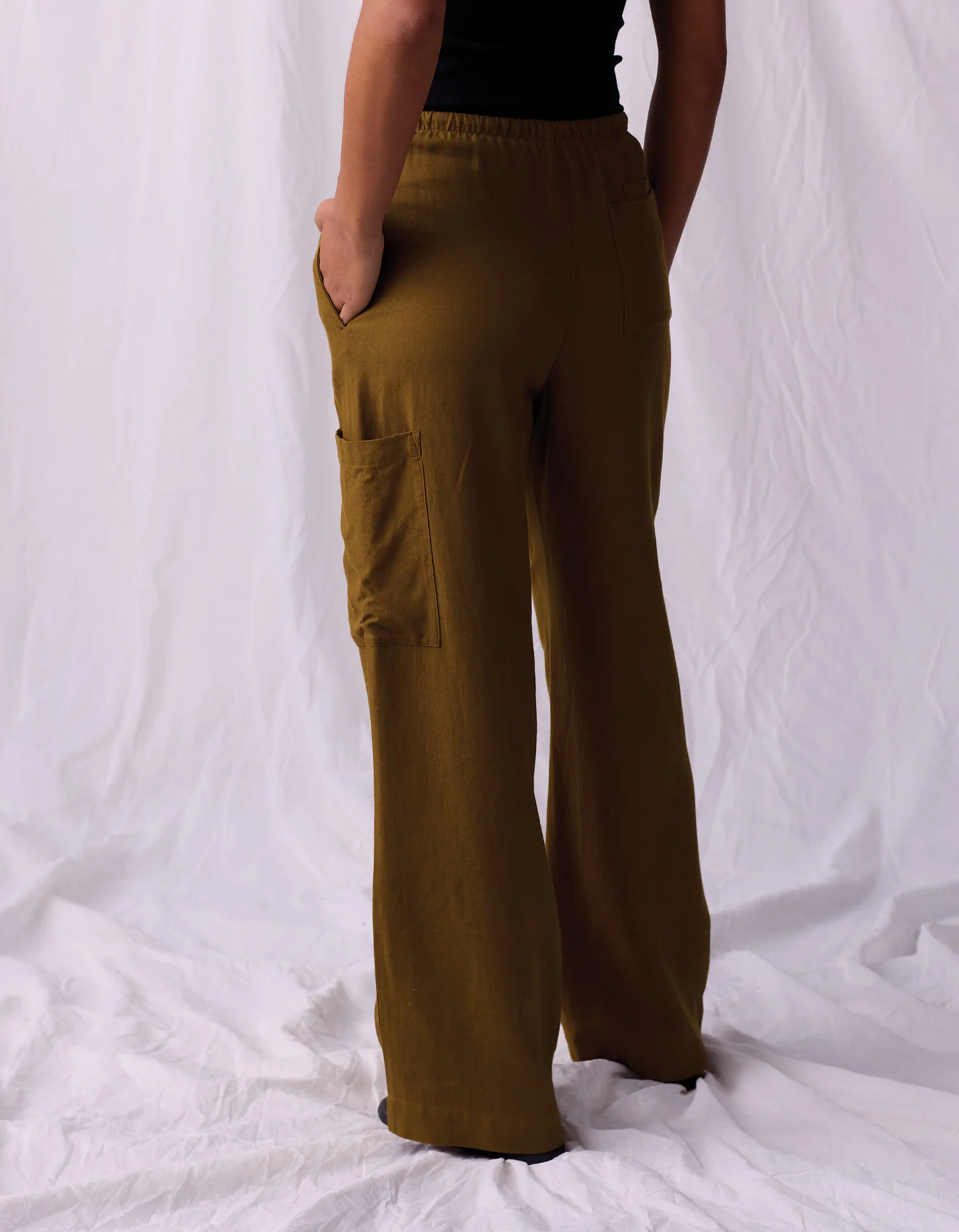 Leukos Linen-Blend Drawcord Pant in Tobacco - Image 4