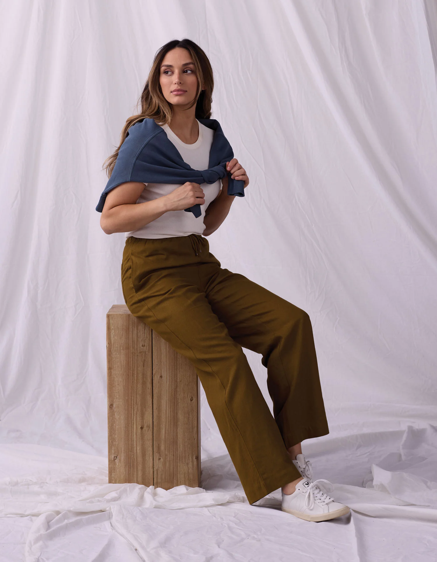 Leukos Linen-Blend Drawcord Pant in Tobacco - Image 5