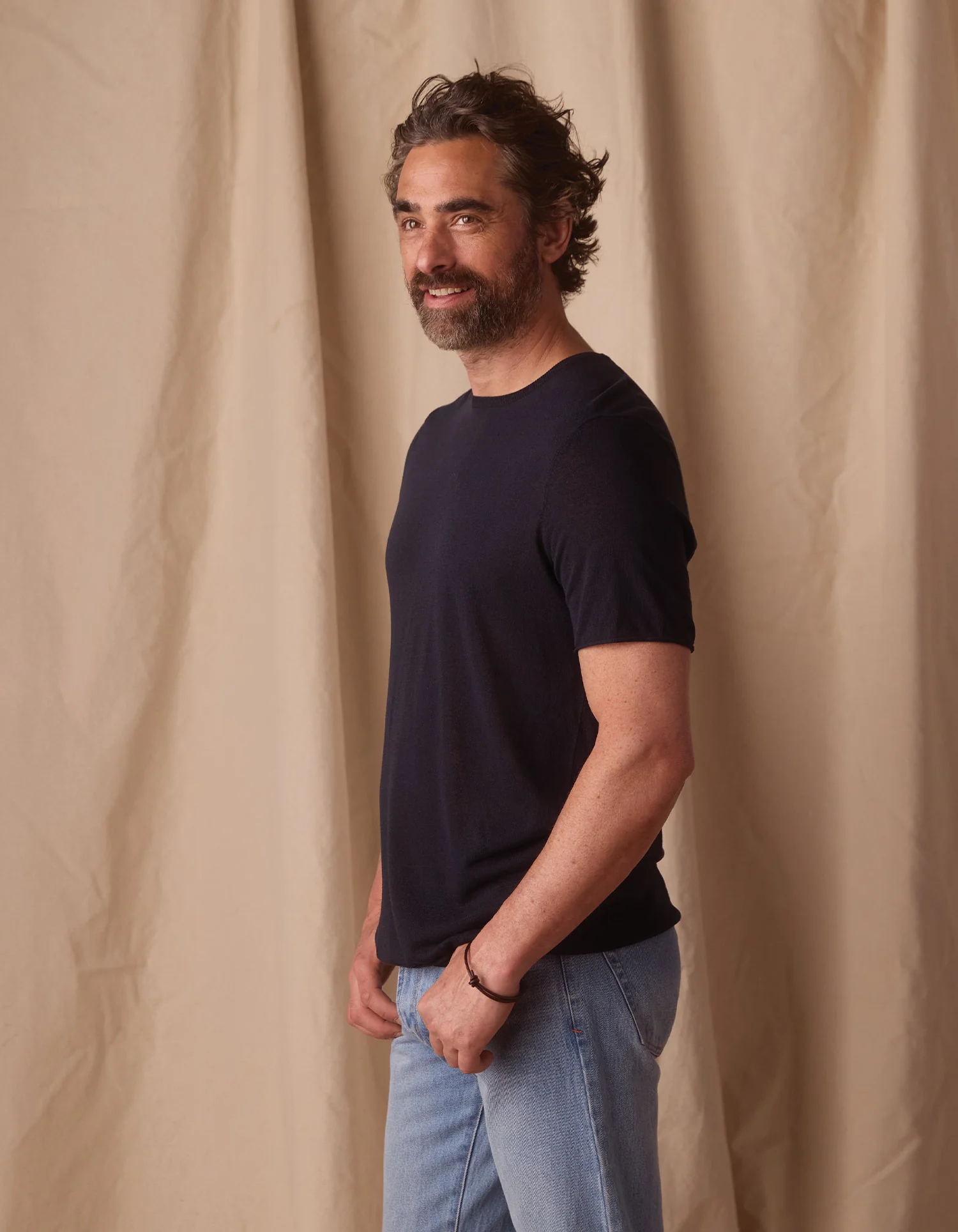 Summer Linen-Blend Knit Tee in Navy - Image 5